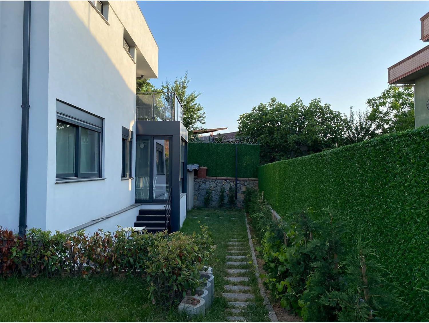 فنس چمنی اجرا شده در محوطه یک ویلای مدرن فنس چمنی اجرا شده در محوطه یک ویلای مدرن